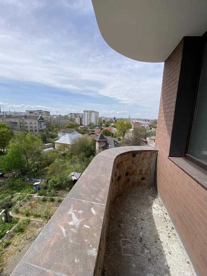 Продається  3 кімнатна квартира .в зданому будинку.Два балко