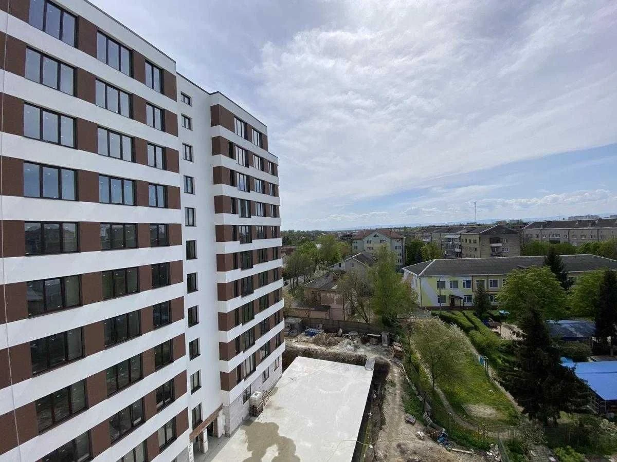 Продається  3 кімнатна квартира .в зданому будинку.Два балко