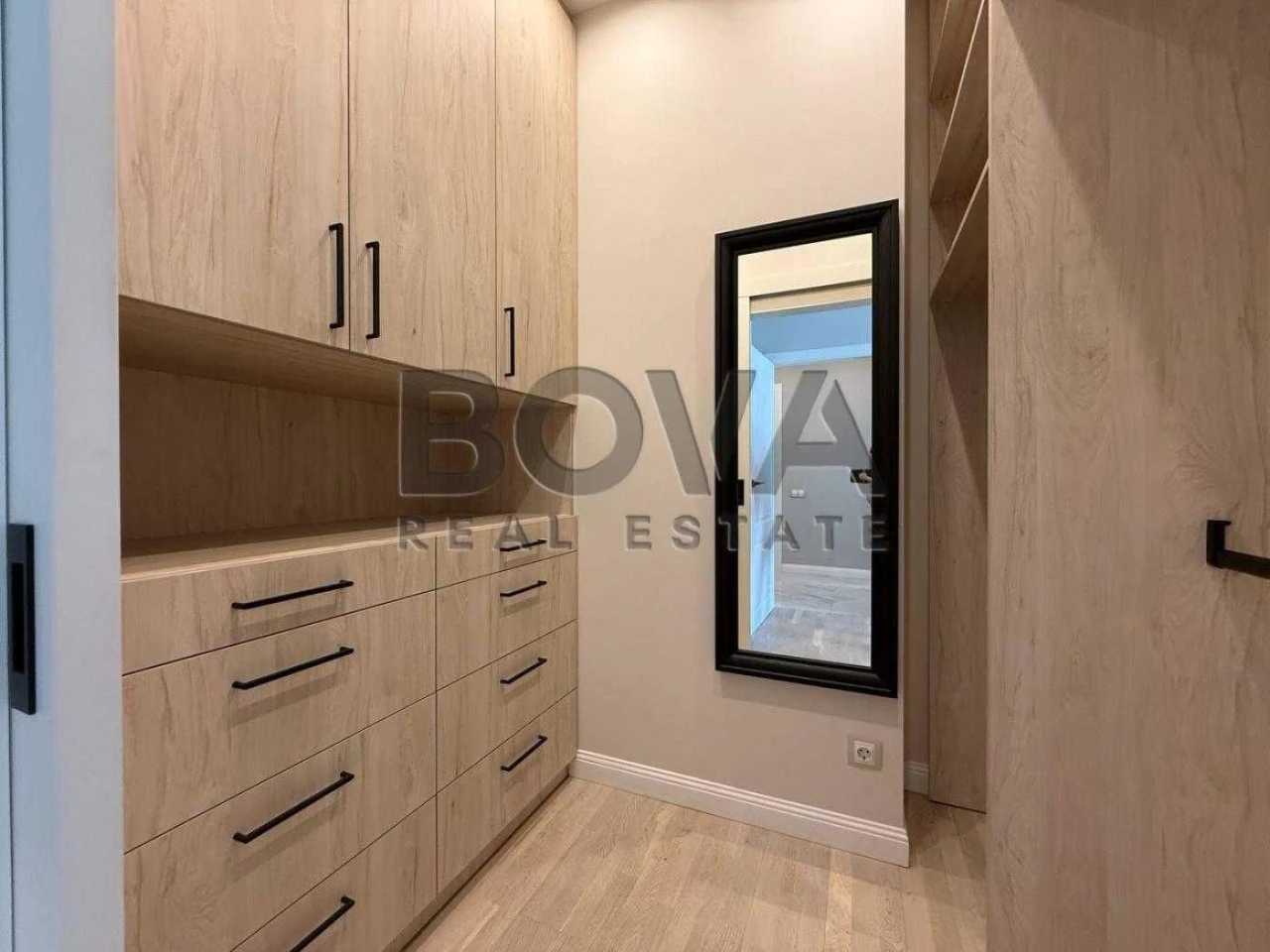 Apartment for Sale: 55m2 Apartment in Cardinal Pecersky Tutyunika Center