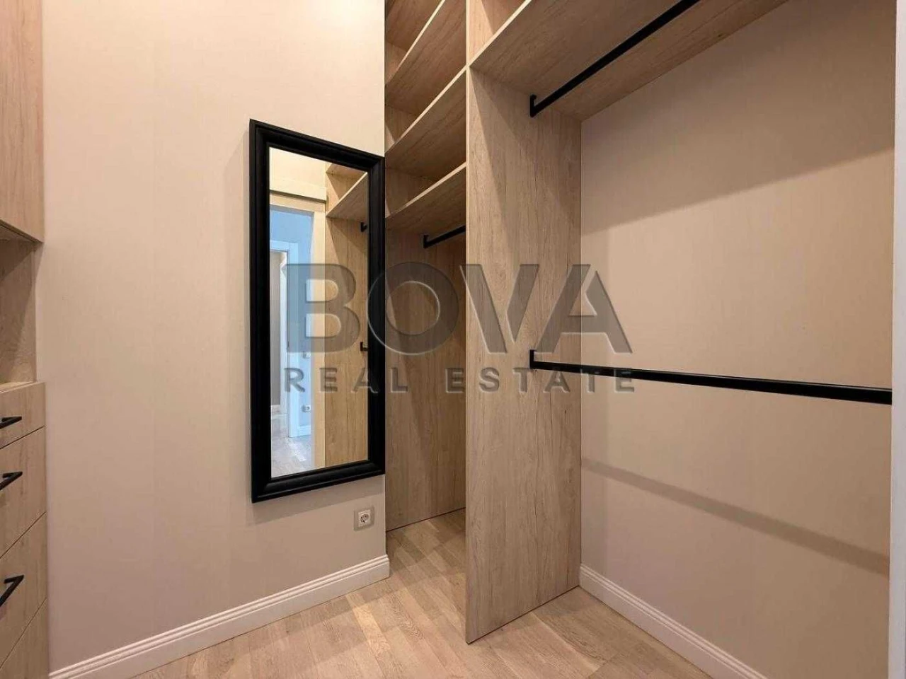 Apartment for Sale: 55m2 Apartment in Cardinal Pecersky Tutyunika Center