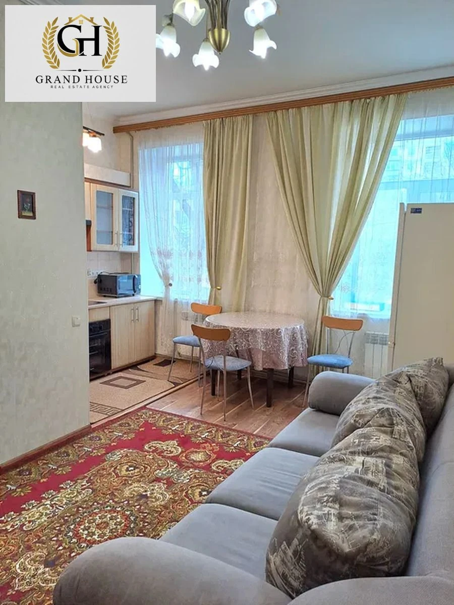 Продам двокімнатну квартиру в центрі міста.