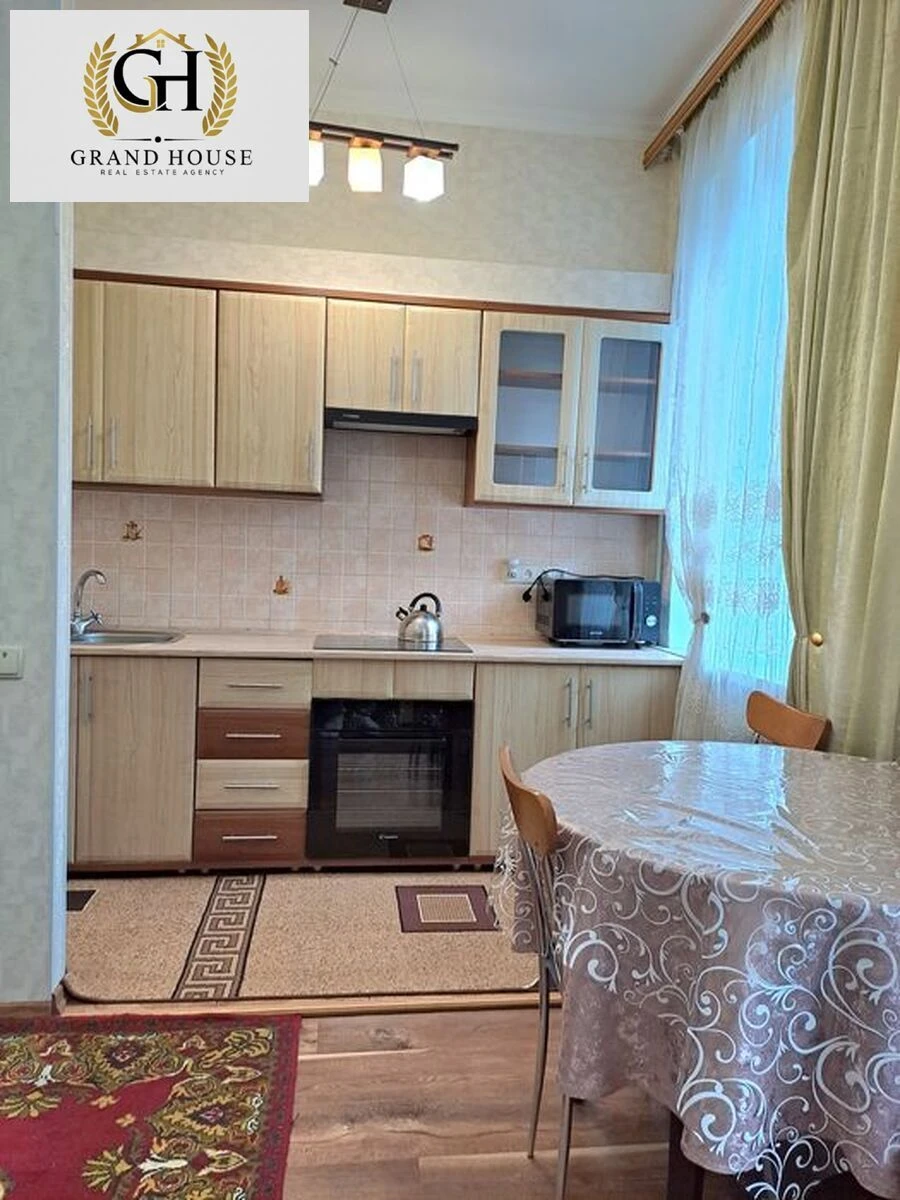 Продам двокімнатну квартиру в центрі міста.