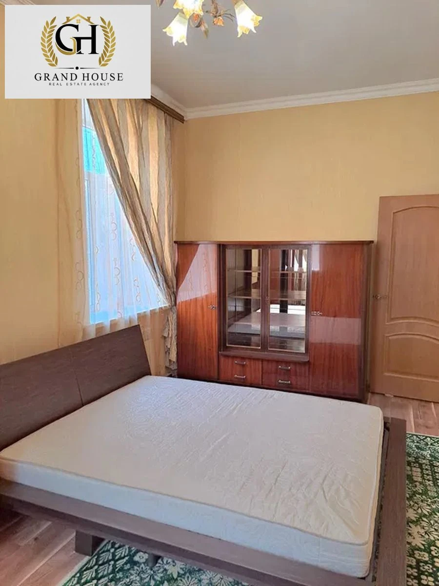 Продам двокімнатну квартиру в центрі міста.