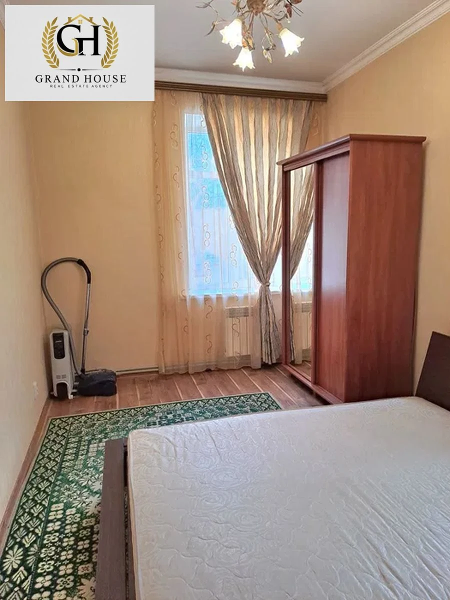 Продам двокімнатну квартиру в центрі міста.