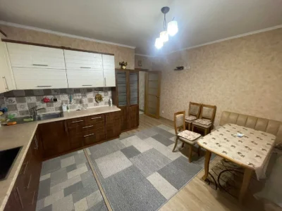 Продам великогабаритну трикімнатну квартиру. Центр. Закритий