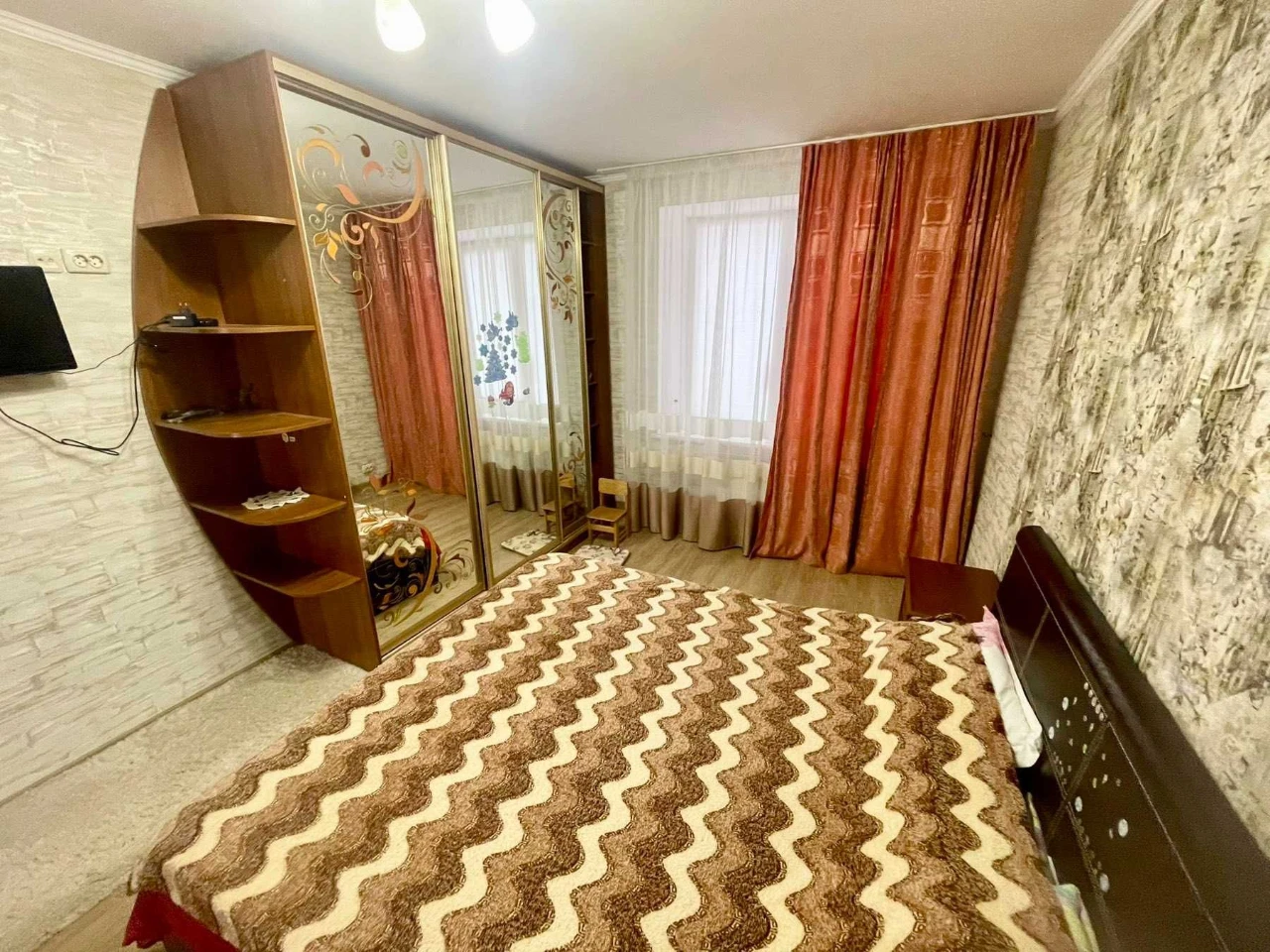 Продам великогабаритну трикімнатну квартиру. Центр. Закритий