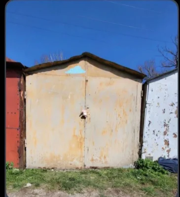 Продається  металевий гараж з місцем на стоянці,в центрі Тер