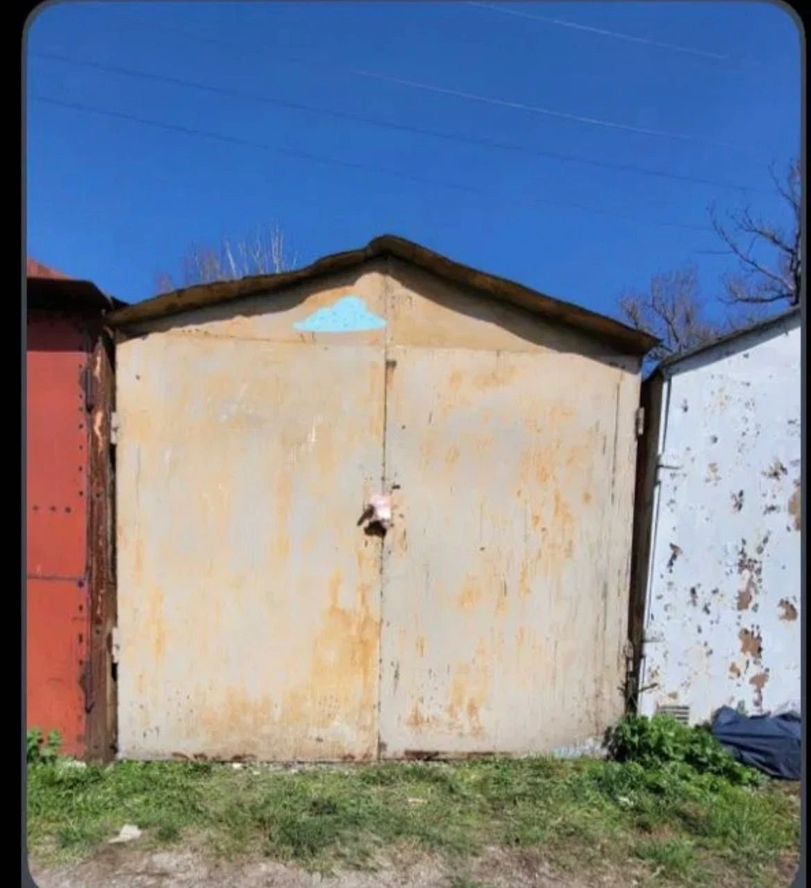 Продається  металевий гараж з місцем на стоянці,в центрі Тер