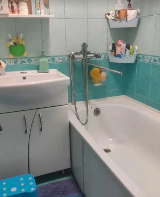 Двухкомнатная квартира в спальном районе! Средний этаж!