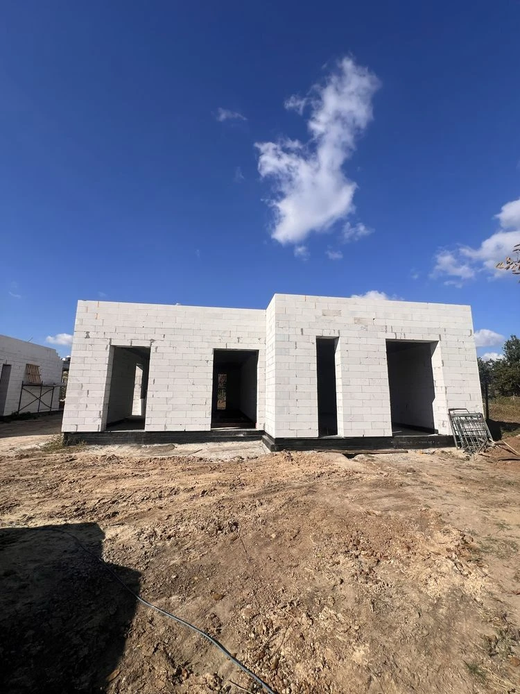 Sale of a house under construction.