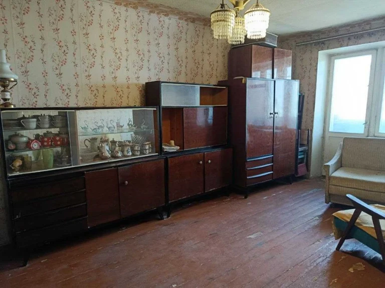 Selling a one-room apartment one minute from the Palace S metro station.