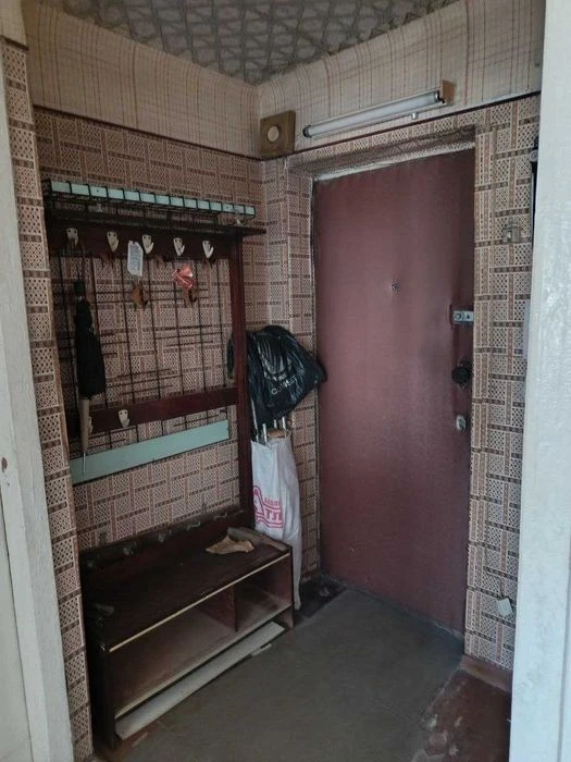 Selling a one-room apartment one minute from the Palace S metro station.