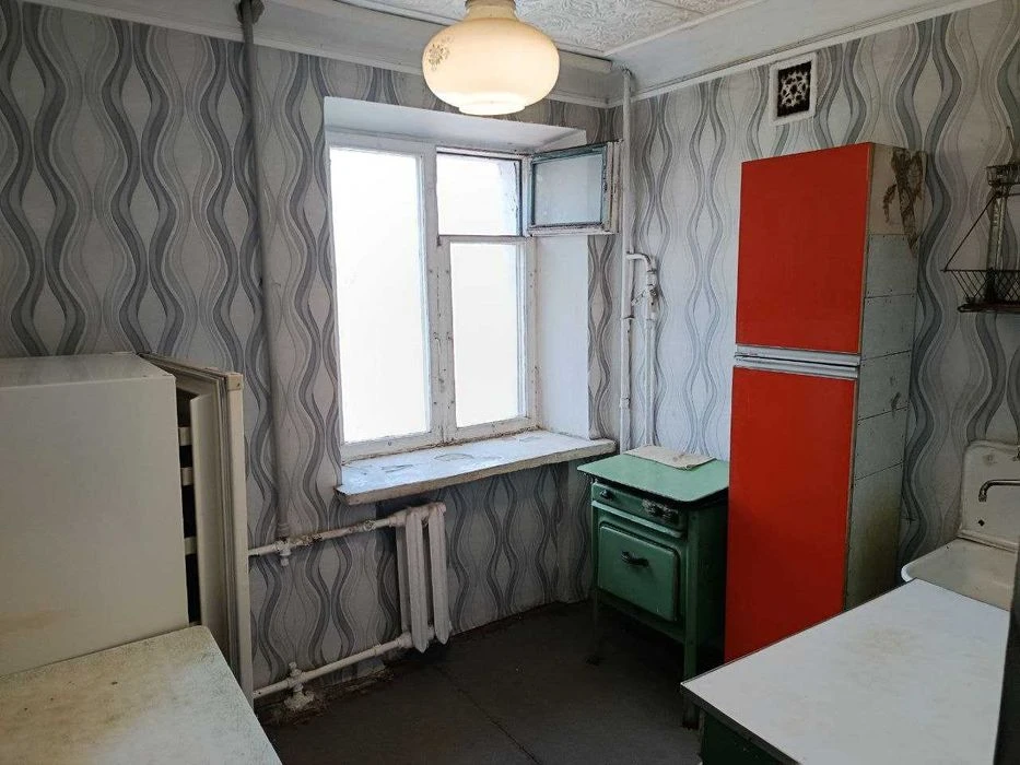 Selling a one-room apartment one minute from the Palace S metro station.