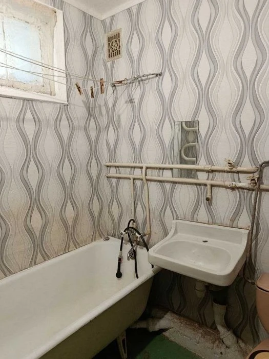 Selling a one-room apartment one minute from the Palace S metro station.