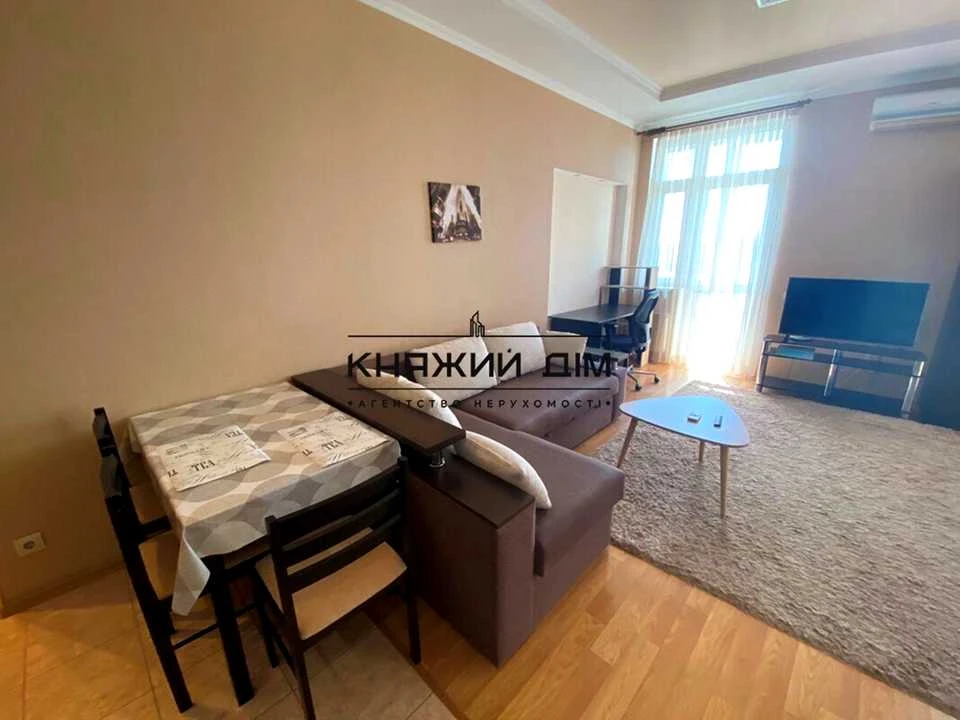 Apartment. Kyiv, Mikols'ko-Slobids'ka st.