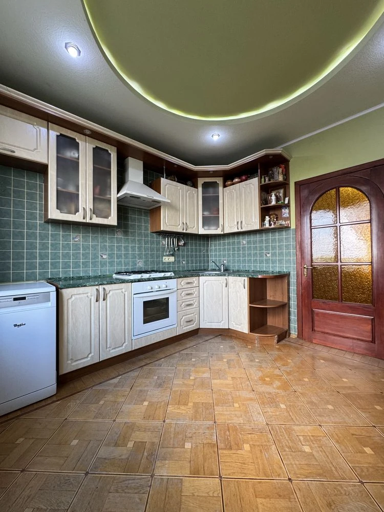 Продам 2-к квартиру 68м2, Жилстрой 2, метро Защитников Укр.