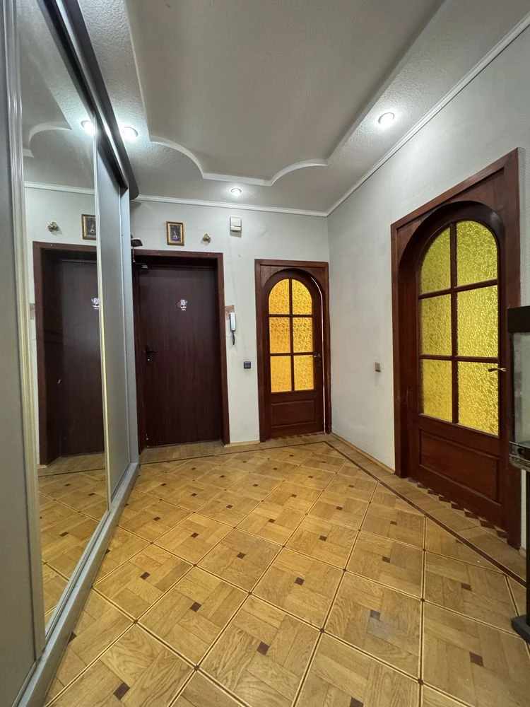 Продам 2-к квартиру 68м2, Жилстрой 2, метро Защитников Укр.
