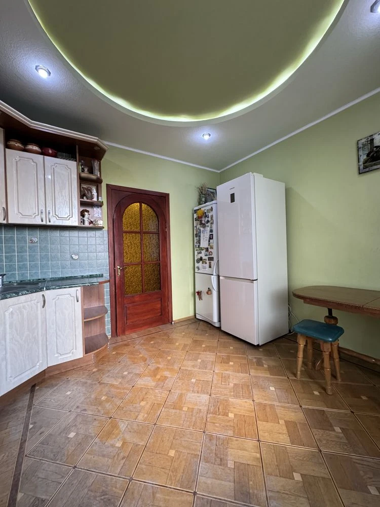 Продам 2-к квартиру 68м2, Жилстрой 2, метро Защитников Укр.