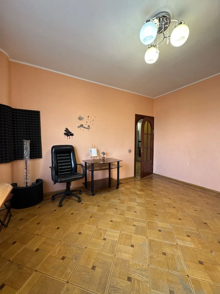 Продам 2-к квартиру 68м2, Жилстрой 2, метро Защитников Укр.
