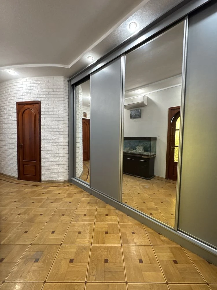 Продам 2-к квартиру 68м2, Жилстрой 2, метро Защитников Укр.