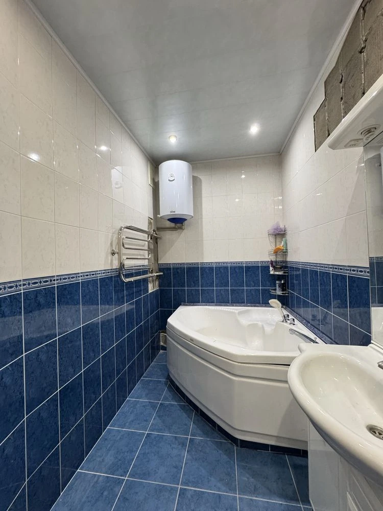 Продам 2-к квартиру 68м2, Жилстрой 2, метро Защитников Укр.