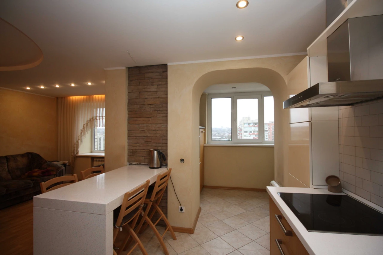 3-bedroom apartment in the center of the Southern microdistrict