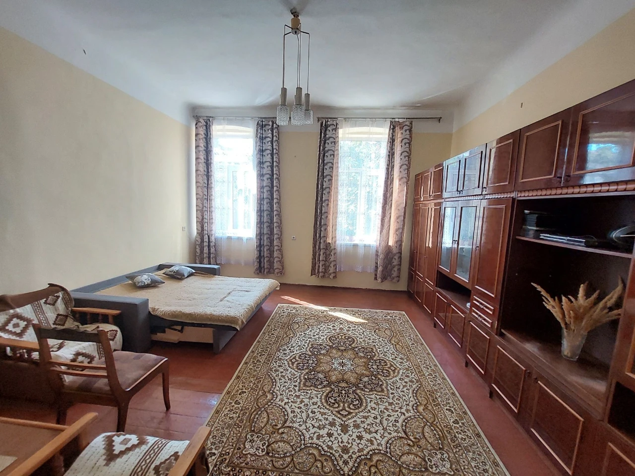 Продається 3-кімнатна квартира  в  особняку в центрі  Чернів