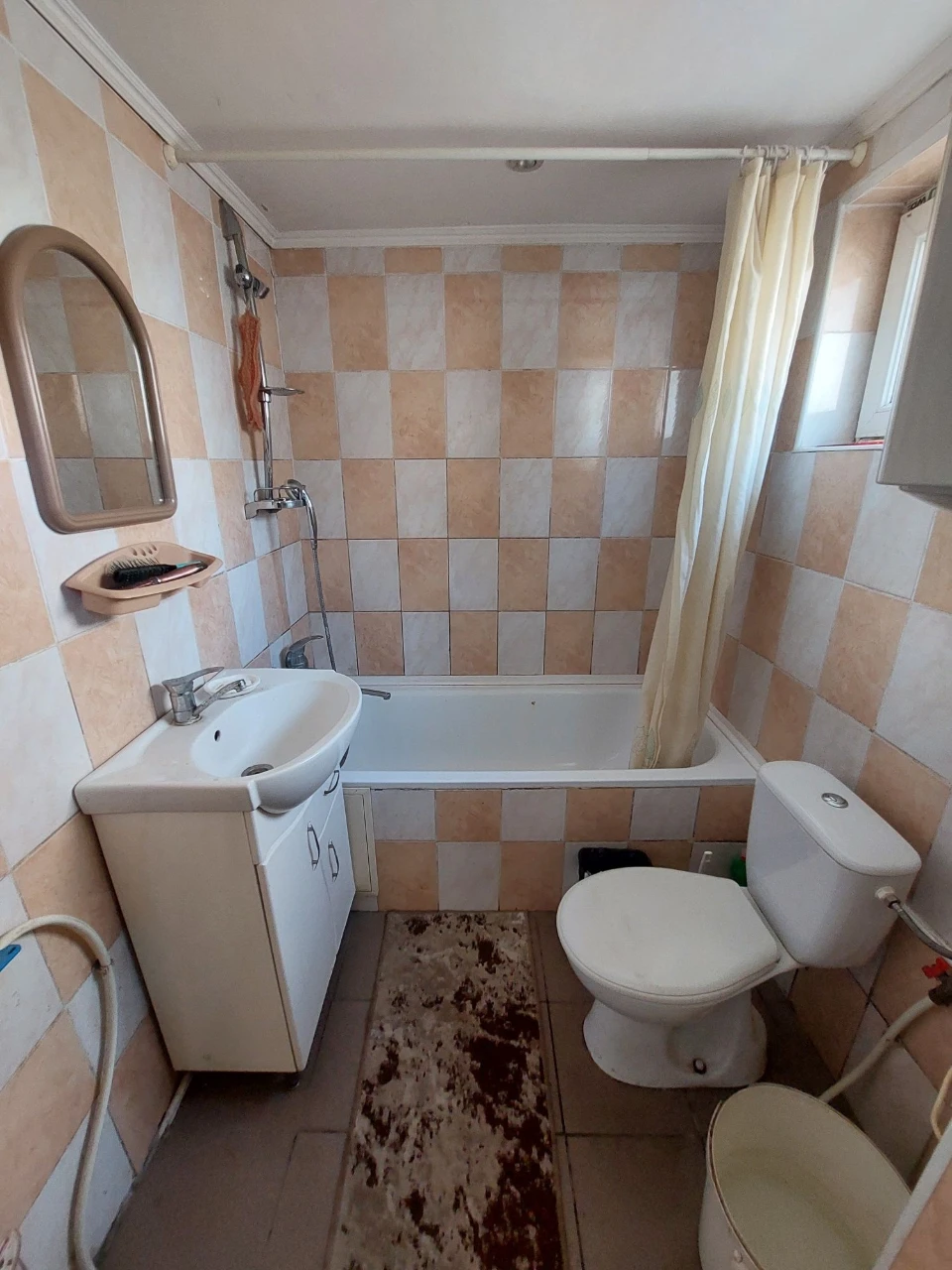 Продається 3-кімнатна квартира  в  особняку в центрі  Чернів