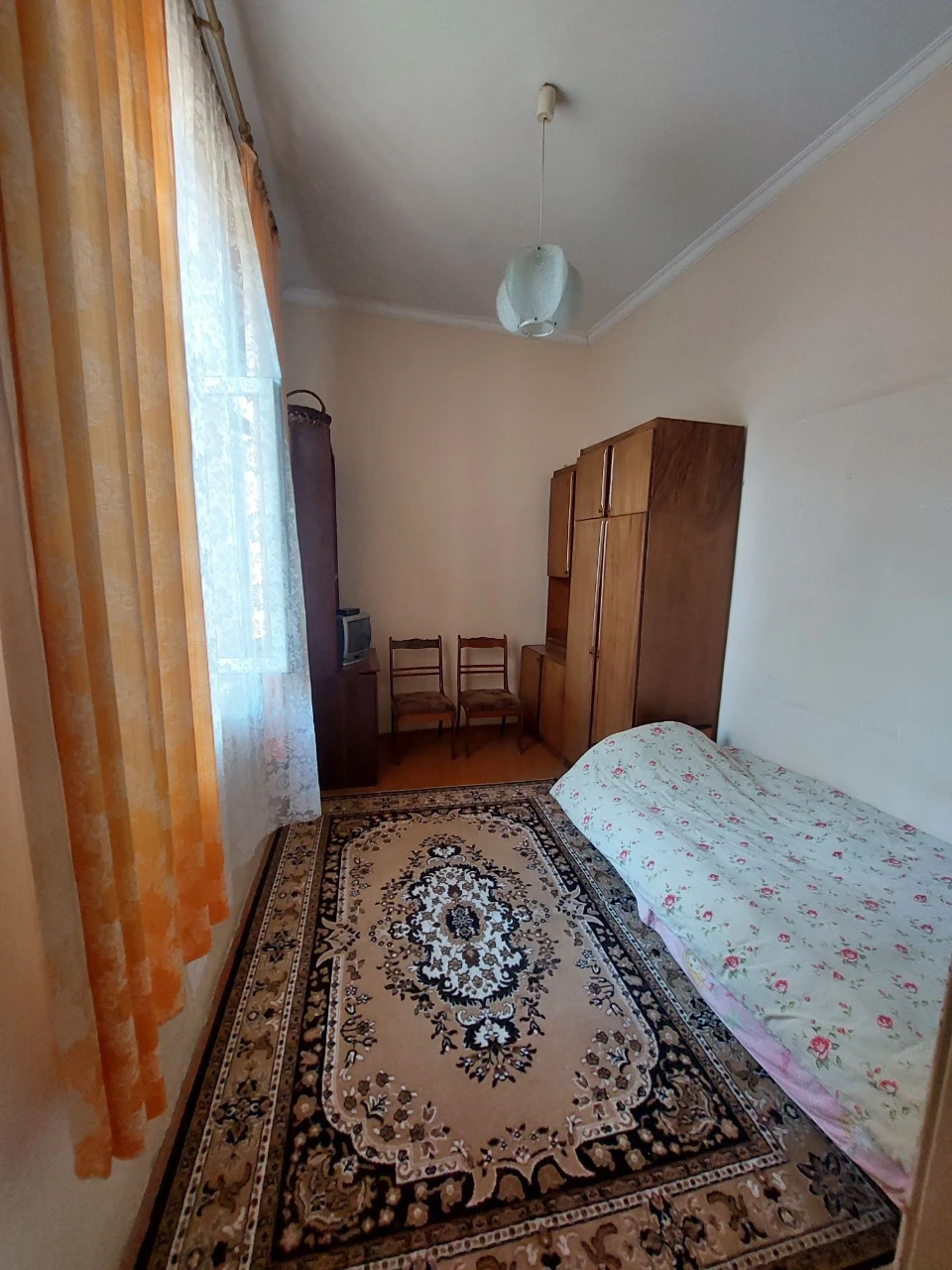 Продається 3-кімнатна квартира  в  особняку в центрі  Чернів