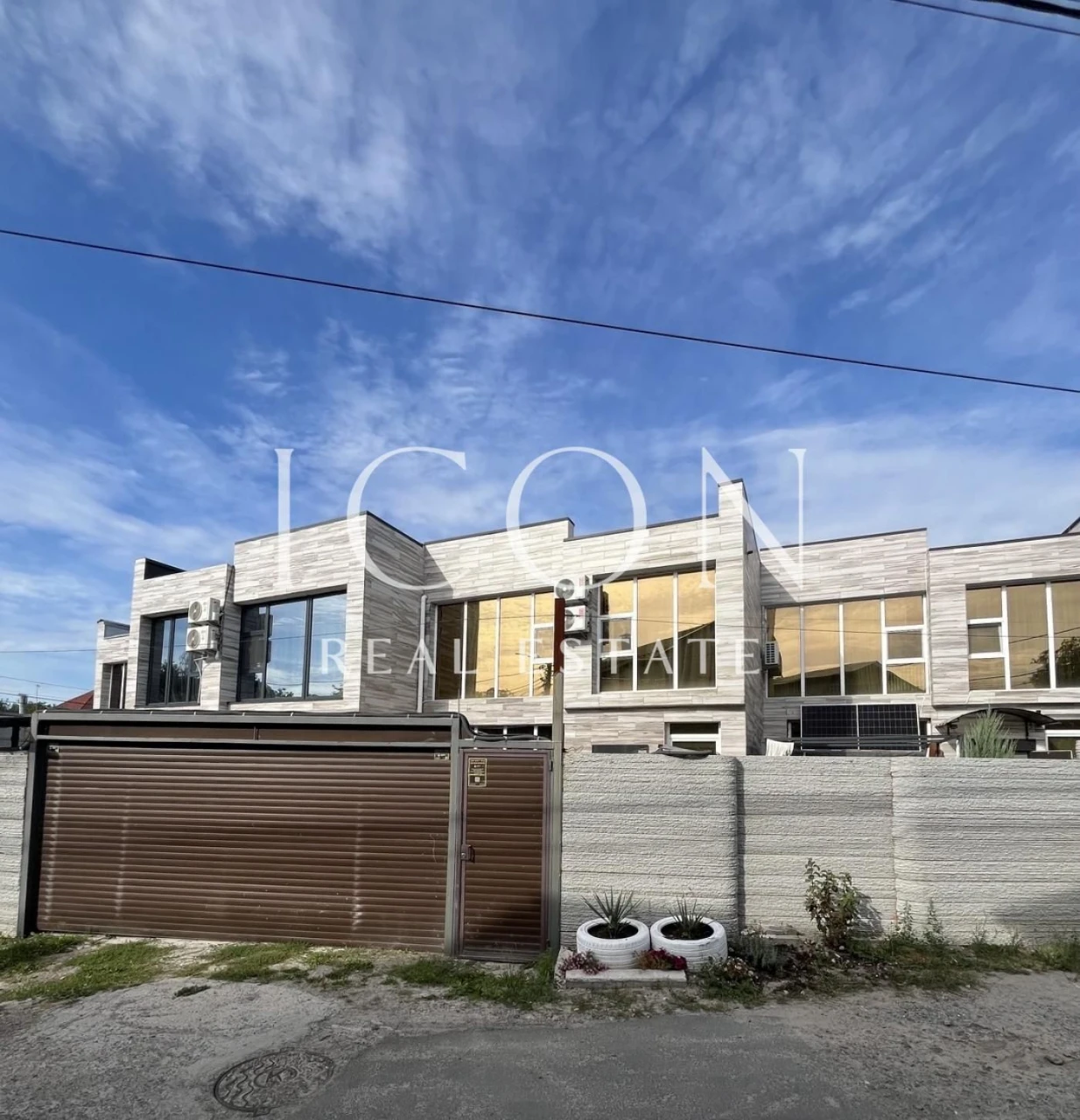 Продаж сучасного таунхауса площею 125м2 з басейном | м.Київ