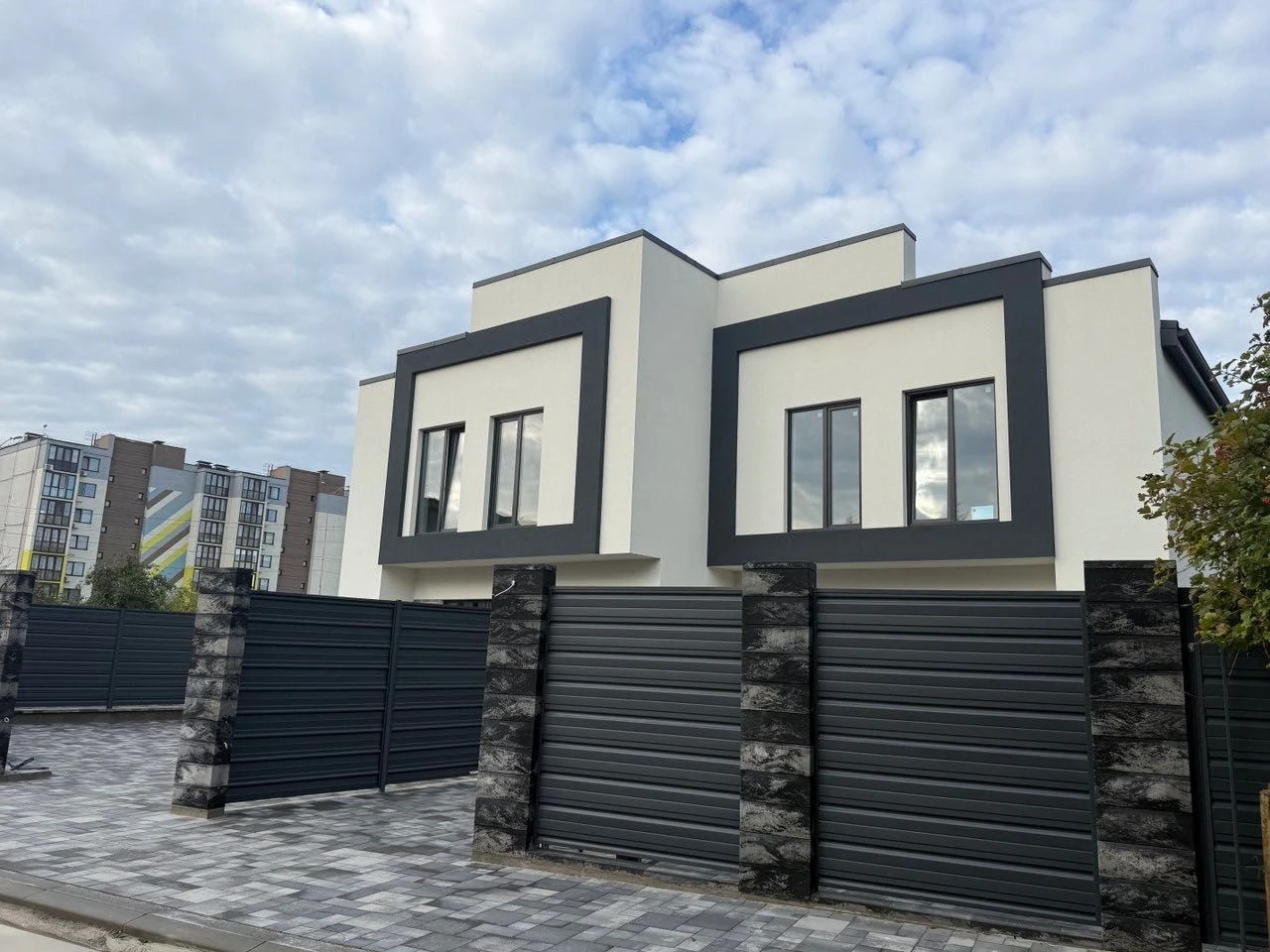 Продаж сучасного двоповерхового будинку у Києві на вул. Стец