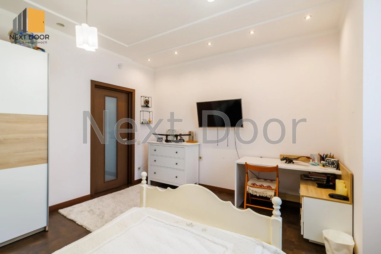 Енергонезалежний будинок в Києві: 5 кімнат, 281.7 м², 6 сото