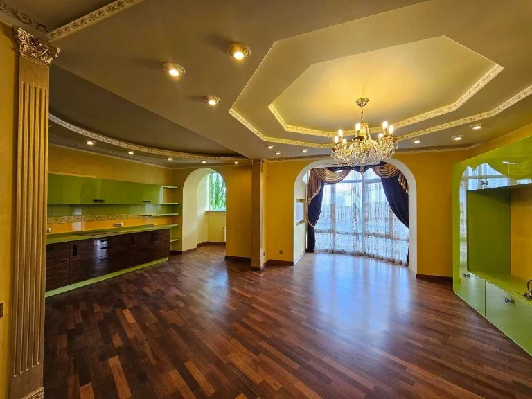 Zdanowska Yu. (Lomonosov) 52/3, Likograd, 165 sq m, two