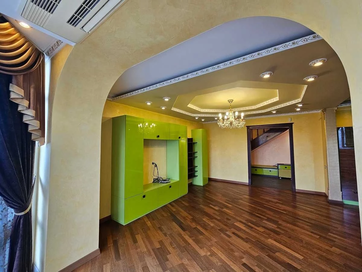 Zdanowska Yu. (Lomonosov) 52/3, Likograd, 165 sq m, two