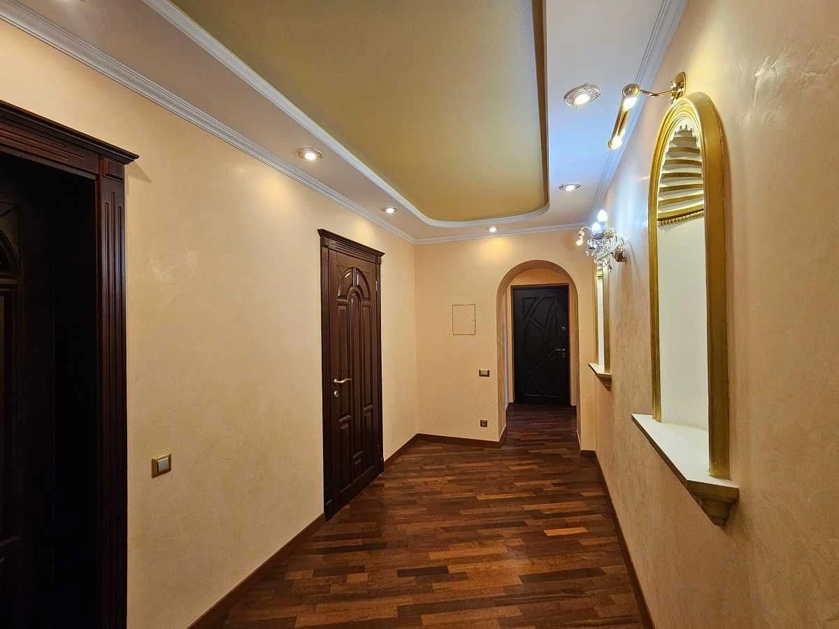 Zdanowska Yu. (Lomonosov) 52/3, Likograd, 165 sq m, two