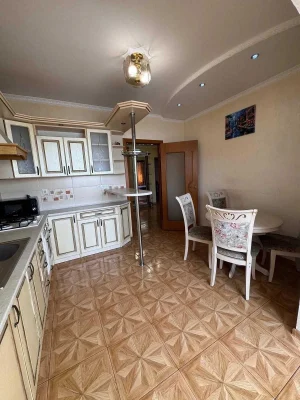 Продам 2 кімнатну квартиру біля річки ( Пасічна)