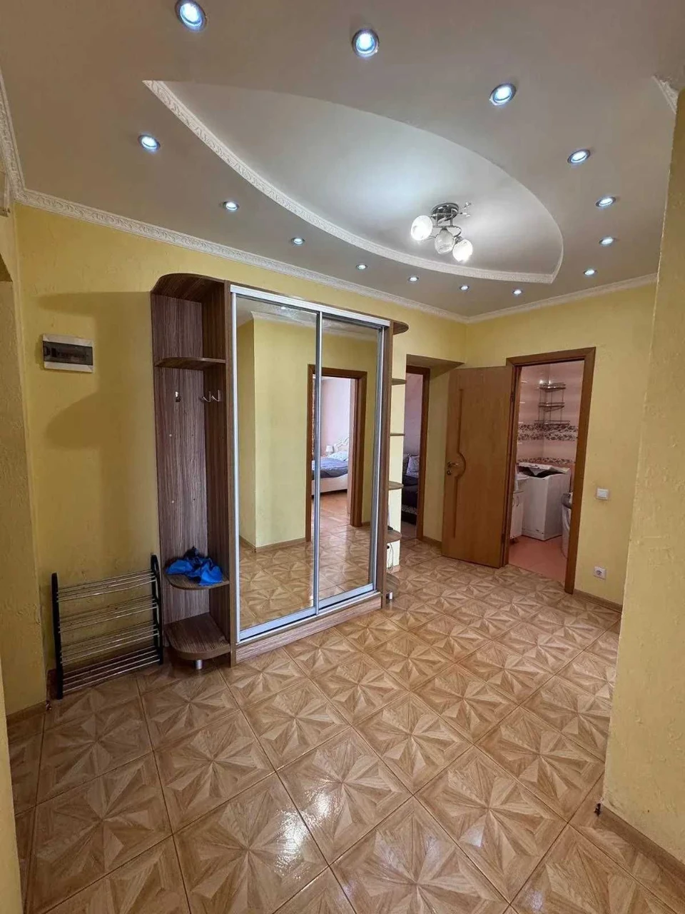 Продам 2 кімнатну квартиру біля річки ( Пасічна)