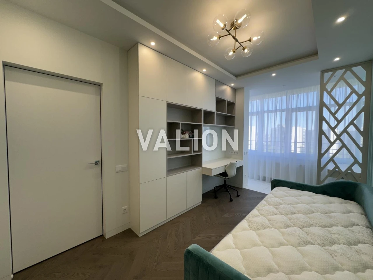For sale 4-room apartment with renovation, V. Lypkivskoho St. 37b Dyna