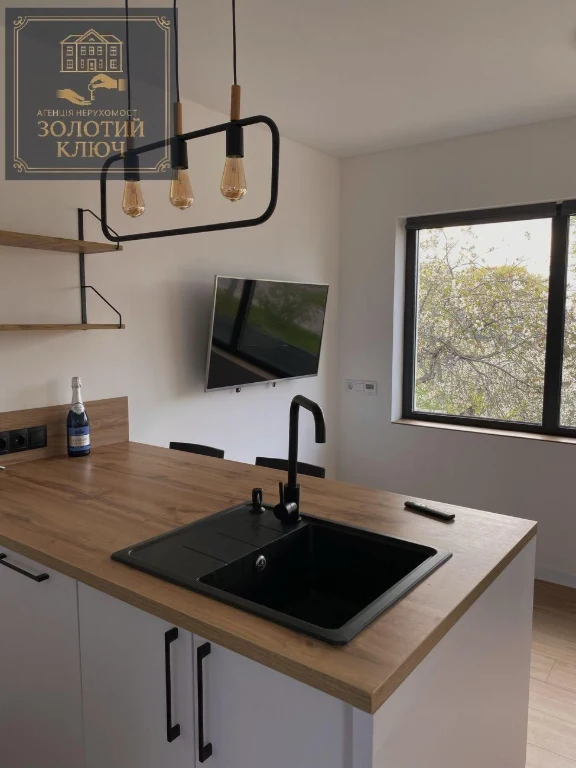 Продам двоповерховий будинок Новомиколаівка