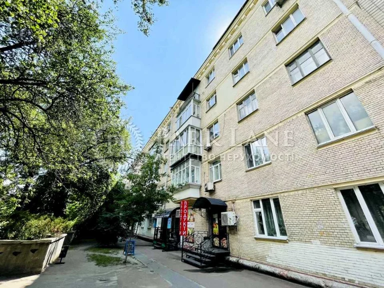Apartment. Kyiv, Novonadniska Street.
