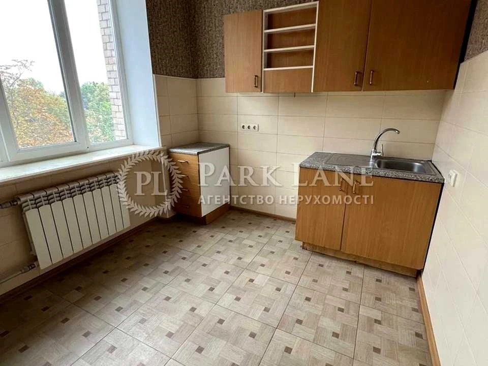 Apartment. Kyiv, Novonadniska Street.