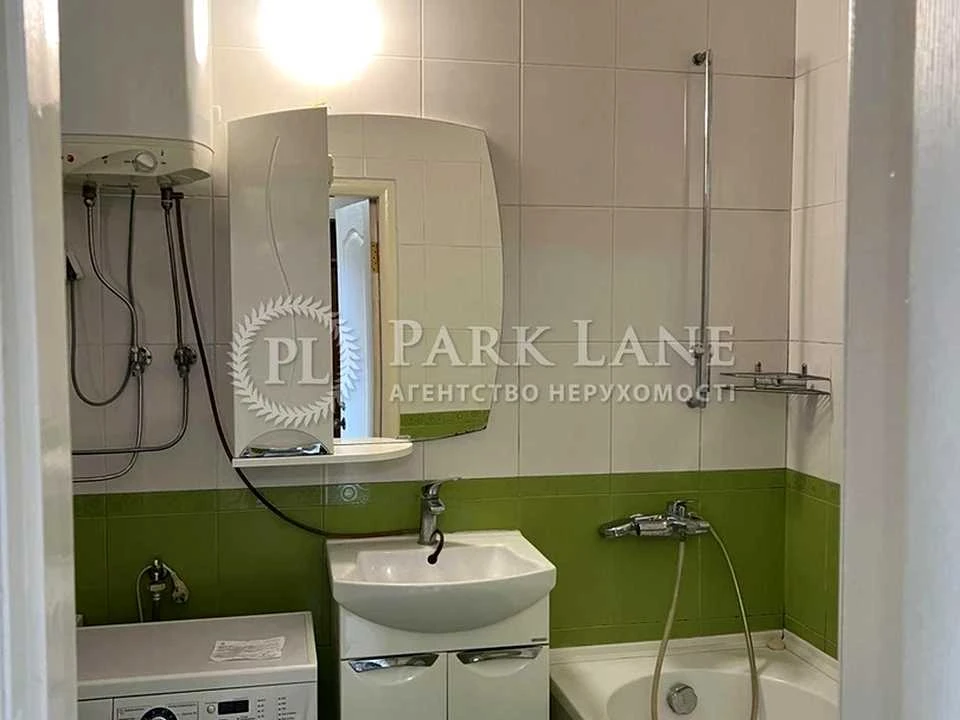 Apartment. Kyiv, Novonadniska Street.