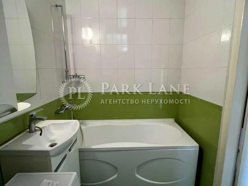 Apartment. Kyiv, Novonadniska Street.