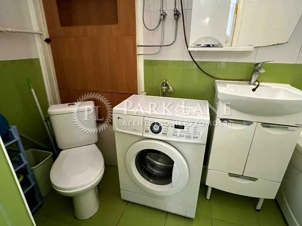 Apartment. Kyiv, Novonadniska Street.