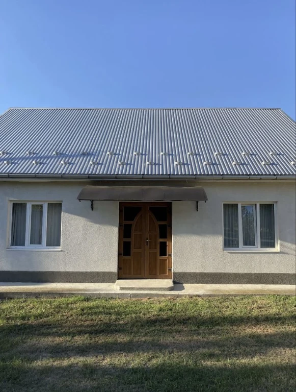 Продається будинок біля Дністра з приватизованою земельною д