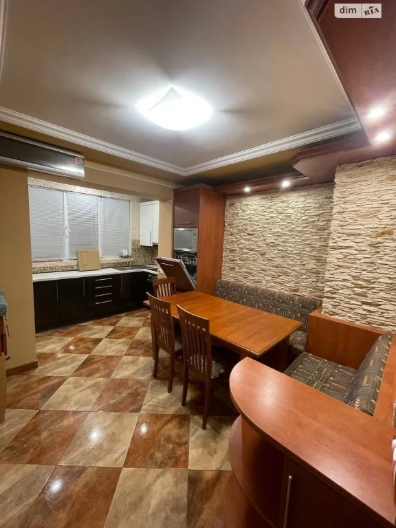 Long-Term Rental Apartment, Poczynki
