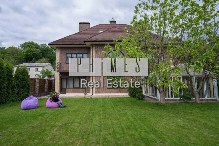 Sale of a 3-story house plus building with boiler and garage