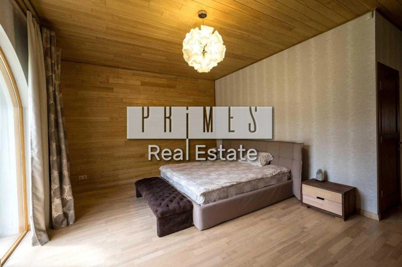 Продаж 3-поверхового будинку + будівля з котельнею і гаражем