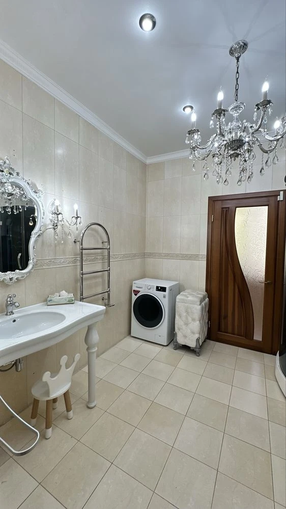 Продається будинок 300 м2 на ділянці 6,5 соток. Сонячні панелі, уб