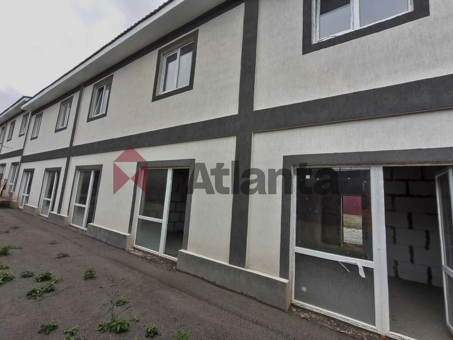 I will sell a townhouse with an automatic transmission system. Closed territory. Place for Auto Len